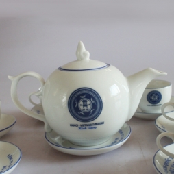 Bộ ấm chén chóp lửa in logo Viettour Hà Nội 700ml (Trắng)