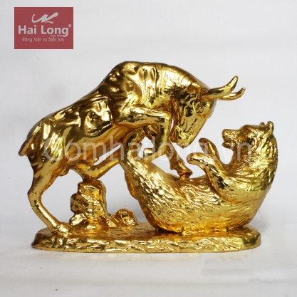 Tượng trâu phong thủy góm sứ phủ vàng