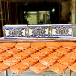 Ngói bò nóc hoa chanh vẽ men lam