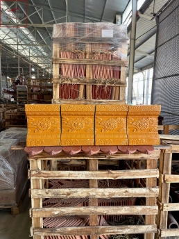 Bò nóc mái chùa nhà thờ Họa tiết Liên Hoa Lưu Hành Sinh Khí men vàng hổ phách 32x25 (cm)  01