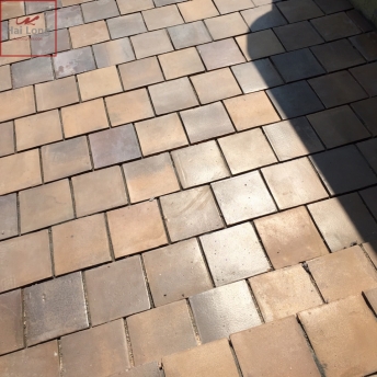 gạch vàng gấm lát sân nhà thờ họ